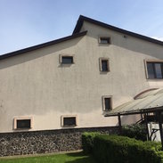 Odstraňování nádobí z fasády - před